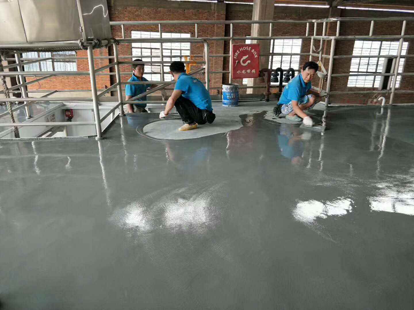 重慶地坪涂料施工流程中為何需要中涂層？